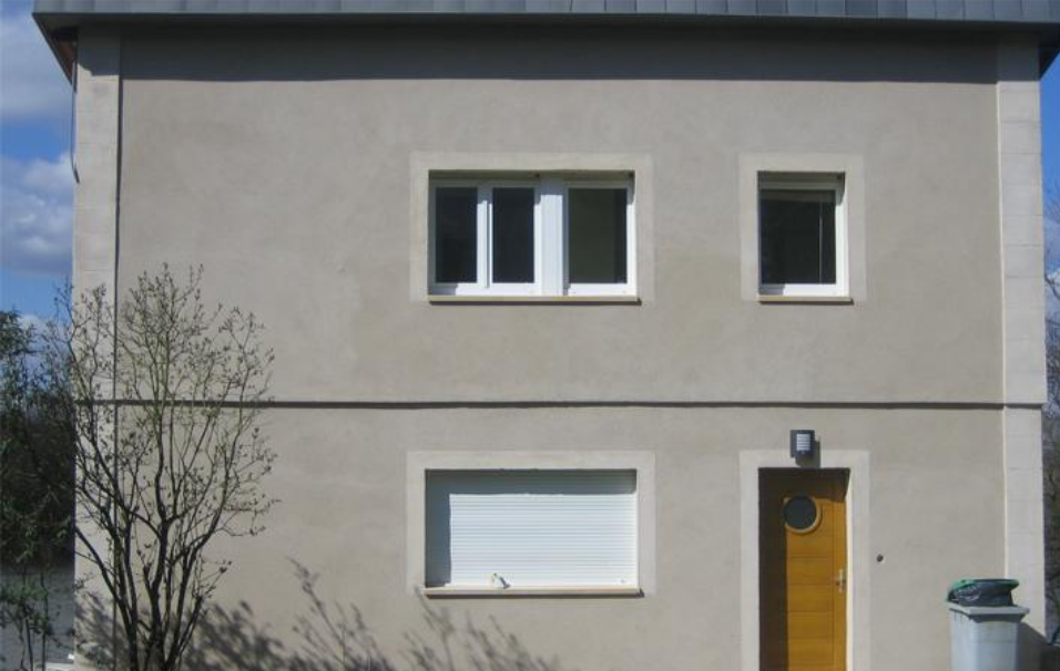 Façade d'immeuble après ravalement par Favata — enduits à la chaux neufs